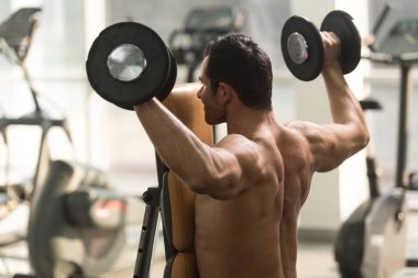 Bir spor salonunda egzersiz omuzlar