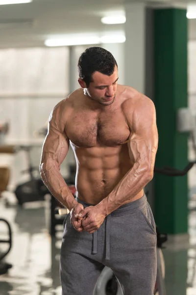 Owłosione, muskularny mężczyzna muskuły w siłowni — Zdjęcie stockowe