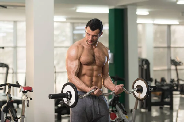 Biceps exercice avec haltère dans une salle de gym — Photo