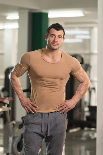 Strong Man in Brown T-shirt Background Gym — Stock Photo, Image