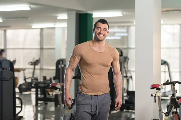 Porträtt av muskel Man i brun T-shirt — Stockfoto