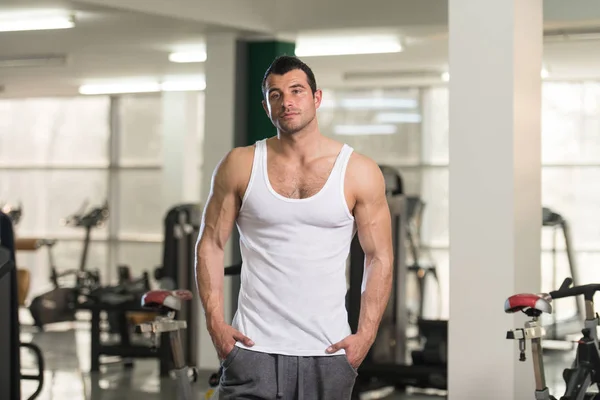 男の筋肉がうごめくアンダーシャツ — ストック写真