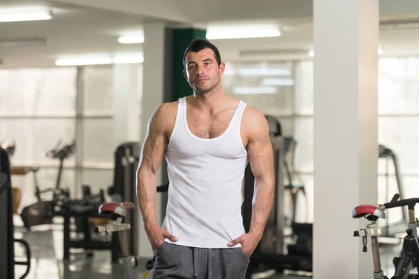 Homem de Undershirt Flexing Músculos — Fotografia de Stock