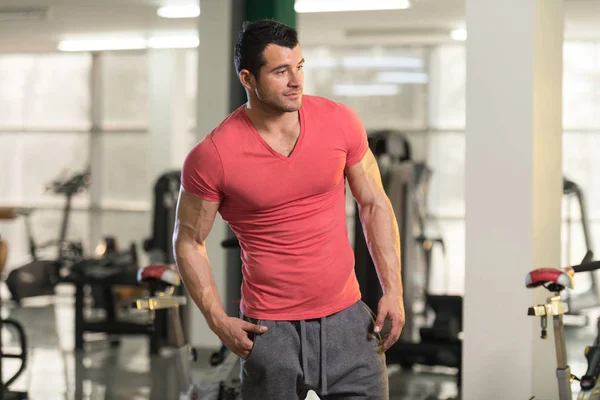 Podobizna muže svalů v Růžové tričko — Stock fotografie