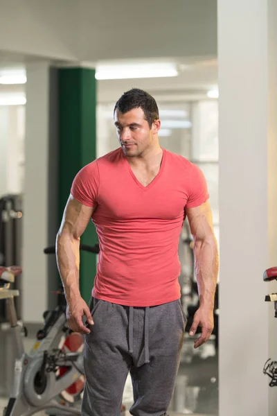 Retrato de Homem Músculo em T-shirt Rosa — Fotografia de Stock