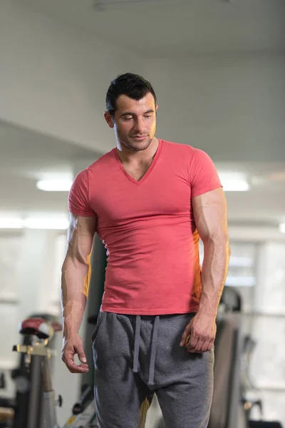 Retrato de Muscle Man en camiseta rosa —  Fotos de Stock