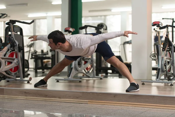 Fitness Man si allunga a pavimento — Foto Stock