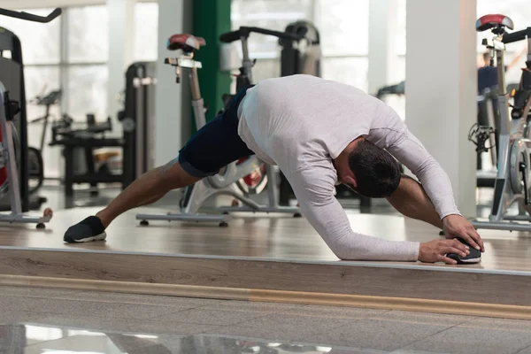 Fitness člověka táhne na podlahu — Stock fotografie