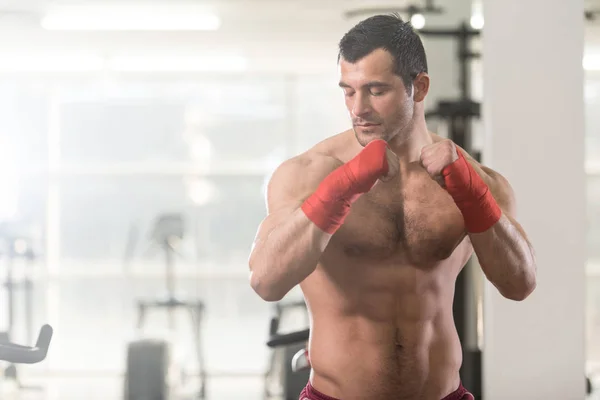 Attraktiver Mann mit roten Boxhandschuhen — Stockfoto