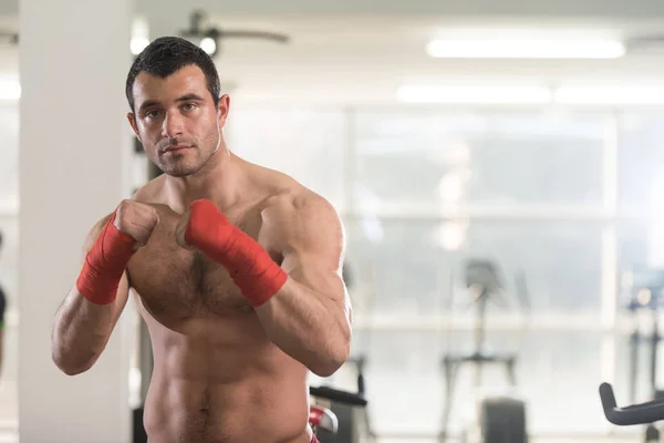 Retrato de um lutador de MMA em Health Club — Fotografia de Stock