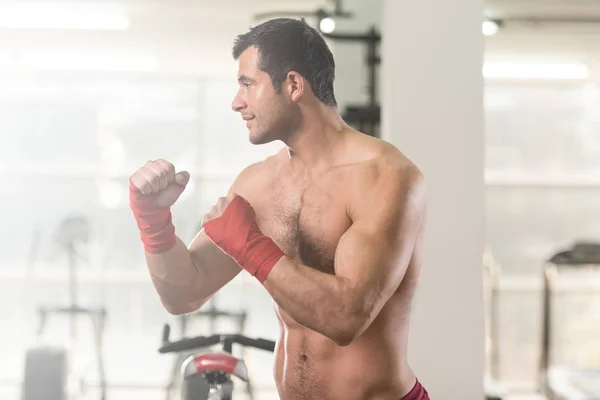 Retrato de um lutador de MMA em Health Club — Fotografia de Stock