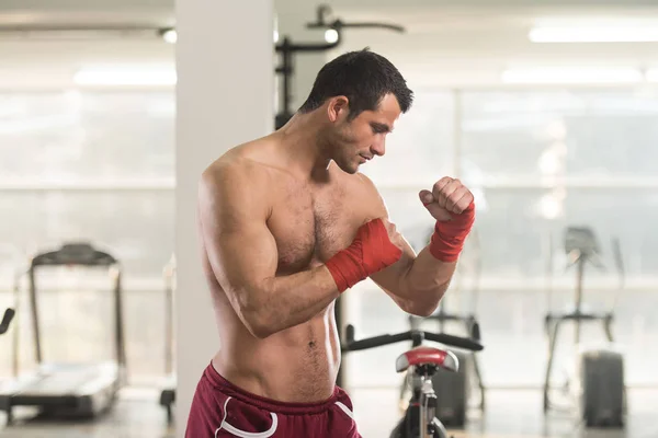 Hombre atractivo con guantes de boxeo rojo — Foto de Stock