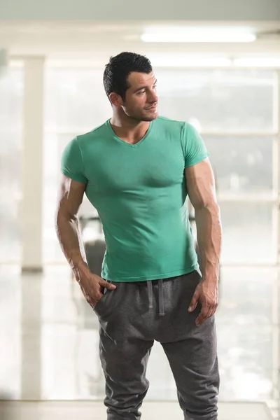Portret van spier Man in groen T-shirt — Stockfoto