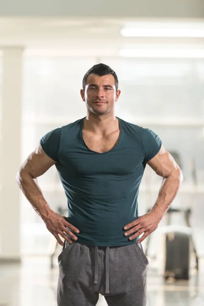 Портрет м'язової людини в зеленій футболці — стокове фото