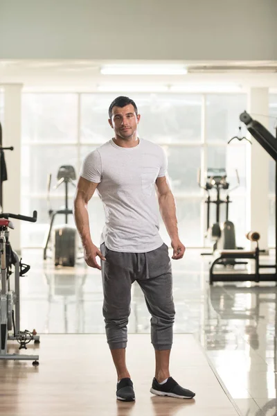 Portret mężczyzny mięśni w biały T-shirt — Zdjęcie stockowe