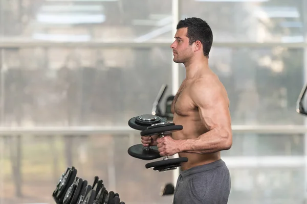 Biceps övning med hantel i gym — Stockfoto