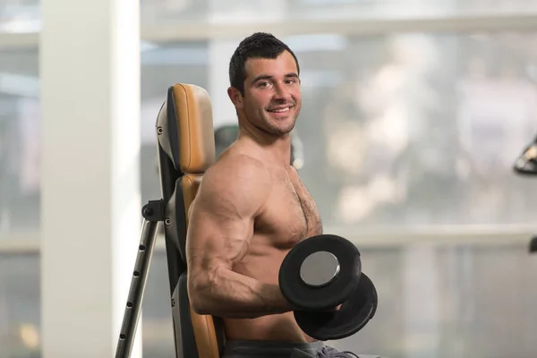 Biceps cvičení s činka ve Fitness centru — Stock fotografie