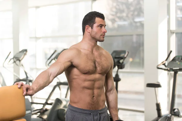Hairy Man With Dumbbells Exercising Shoulders — Stock Photo, Image