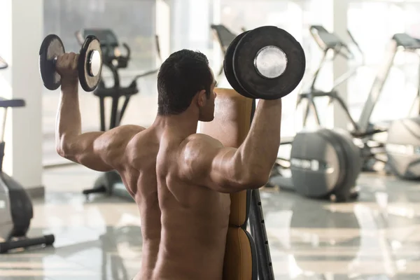 Ejercicio de hombros con sombrillas en un gimnasio — Foto de Stock