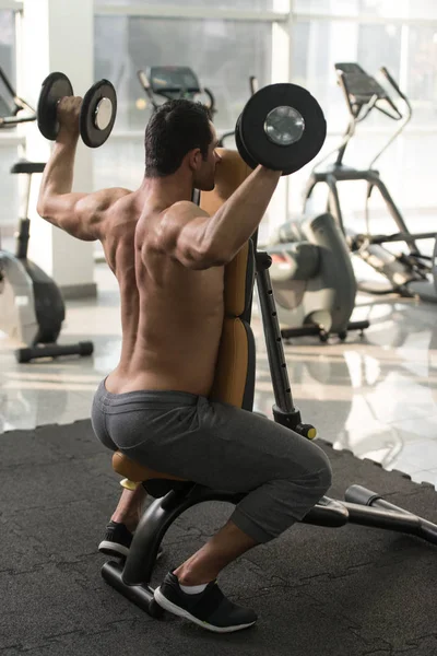 체육관에서 아령과 어깨 운동 — 스톡 사진