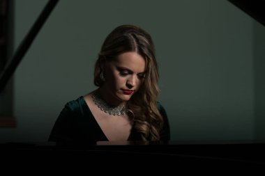 güzel bir genç kadın piyano