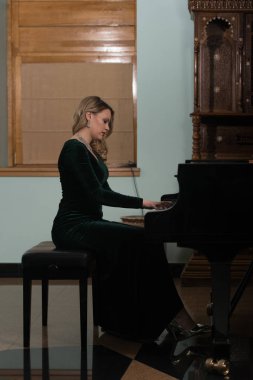 oturma ve piyano müzisyen