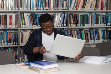 Sinirli öğrenci atmak onun Laptop