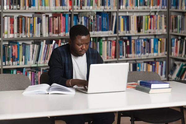 Kütüphane içinde Laptop ile mutlu Afrika erkek öğrenci — Stok fotoğraf