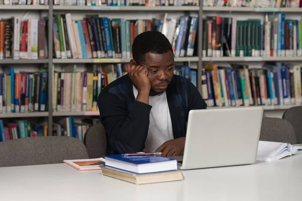 Homme étudiant au collège stressé par ses devoirs — Photo