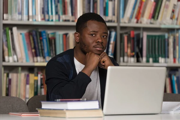 Male College Student benadrukt over zijn huiswerk — Stockfoto