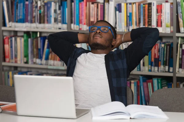 Verward mannelijke Student lezen van vele boeken voor examen — Stockfoto