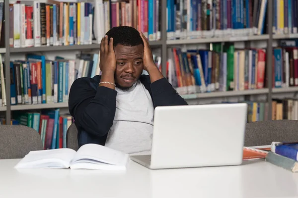 Male College Student benadrukt over zijn huiswerk — Stockfoto