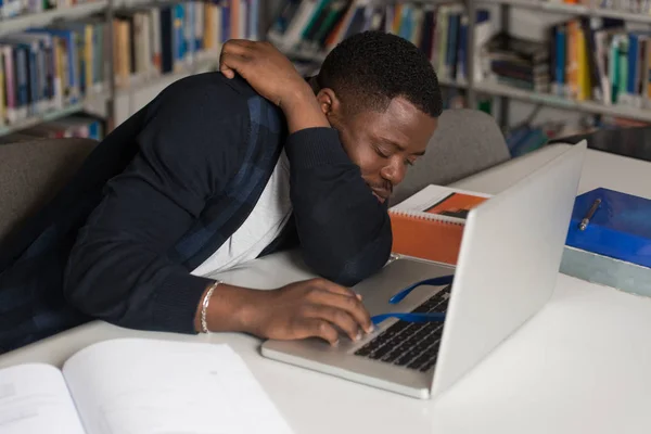 Mužské Student spí v knihovně — Stock fotografie