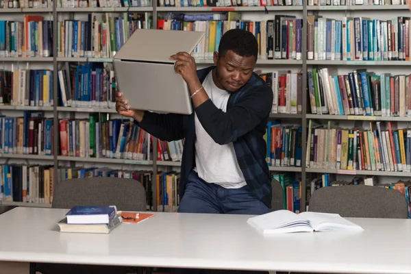 Étudiant en colère veut briser son ordinateur portable — Photo