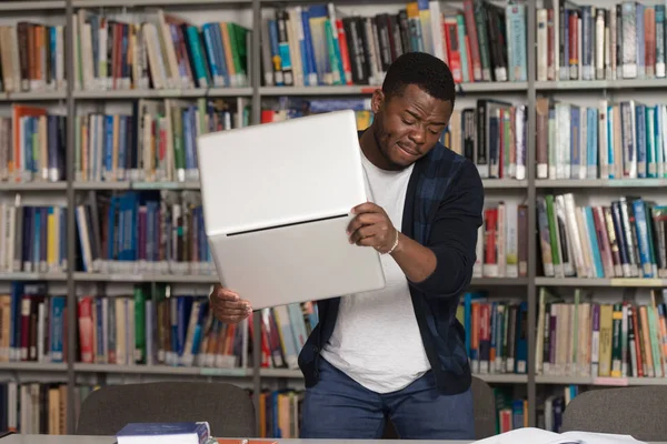 Estudante irritado quer quebrar seu laptop — Fotografia de Stock