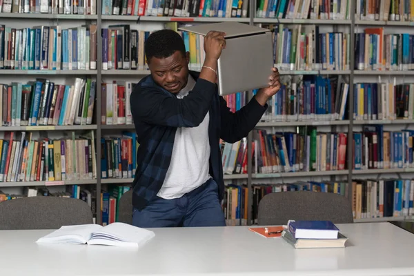 Gefrustreerd Student gooien zijn Laptop — Stockfoto