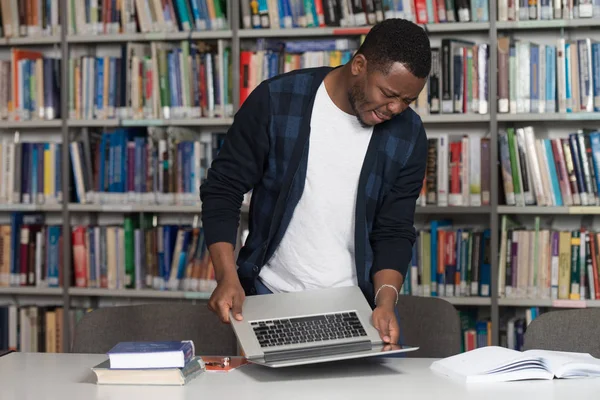 Sfrustrowany Student rzucając jego Laptop — Zdjęcie stockowe