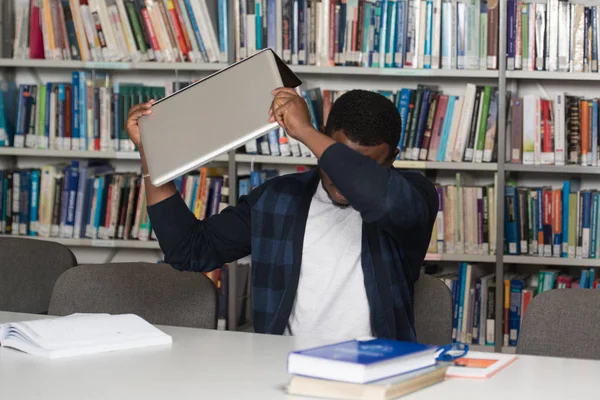 Boos Student wil breken zijn Laptop — Stockfoto