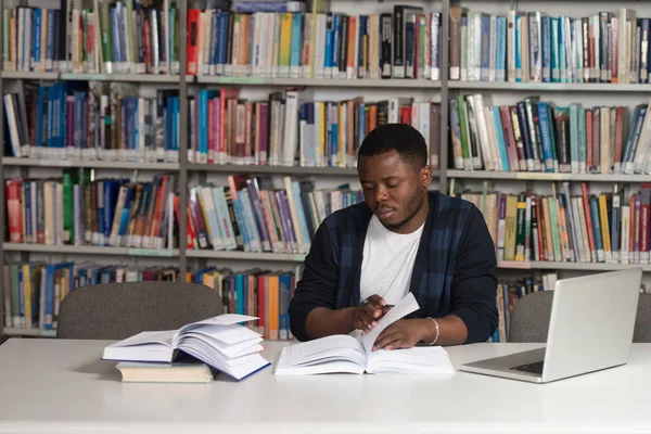 Estudante Masculino Africano Feliz Com Laptop Na Biblioteca — Fotografia de Stock