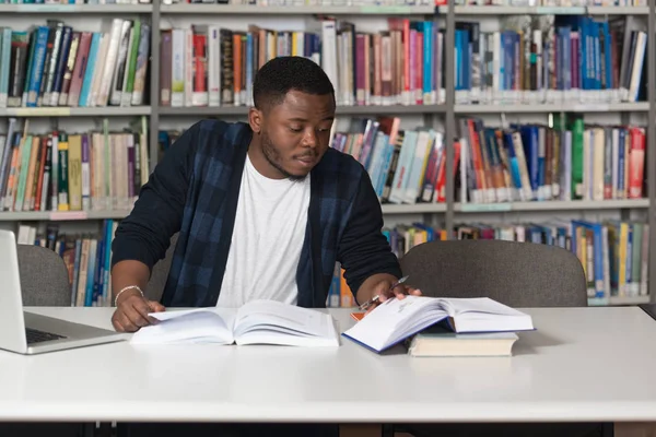Gelukkig Afrikaanse mannelijke Student met Laptop In bibliotheek — Stockfoto