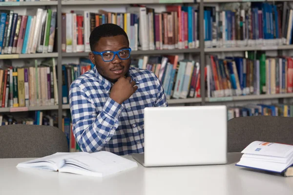 Estudante Masculino Africano Feliz Com Laptop Na Biblioteca — Fotografia de Stock