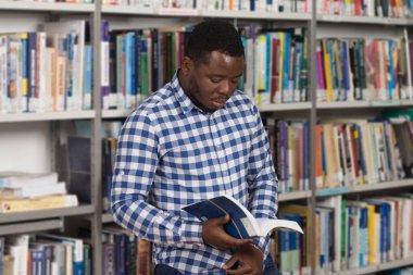 Yakışıklı genç üniversite öğrencisi bir Kitaplığı'nda