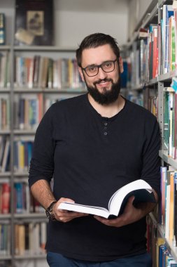Erkek üniversite öğrencisi bir Kitaplığı'nda