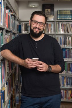 Cep telefonunda yazarak yakışıklı erkek üniversite öğrencisi