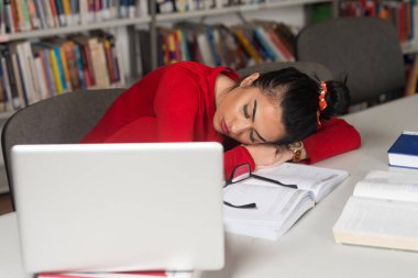 Kız öğrenci Kitaplığı'nda uyku