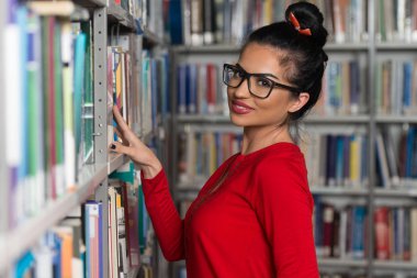 Bayan Üniversite öğrenci kitaplığı