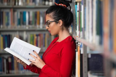 Bayan Üniversite öğrenci kitaplığı