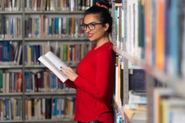 bir kitaplıktaki bir öğrenci portresi