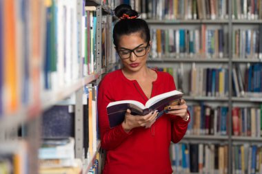 Bayan Üniversite öğrenci kitaplığı