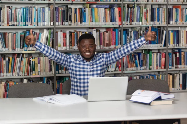도서관에서 노트북으로 행복 한 아프리카 남성 학생 — 스톡 사진